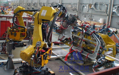 工业机器人+激光切割技术=全新的工业生产时代_大族粤铭激光专业的激光设备生产厂家!